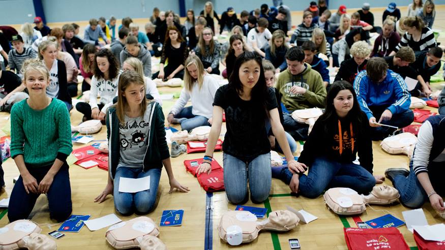 Jo flere der kan livreddende førstehjælp, jo flere kan træde til, når der er brug for det. I Danmark skal alle folkeskoleelever trænes i hjertemassage og kunstigt åndedræt.