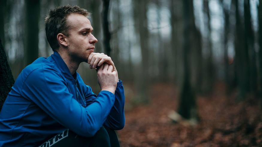  Mand der sidder og tænker efter en hjerteløbermission