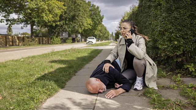  En kvinde ringer til 112 ved en mand, der er faldet om