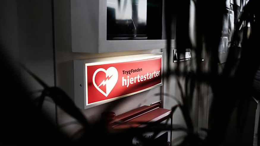  Et lysende skilt hvor der står TrygFonden hjertestarter
