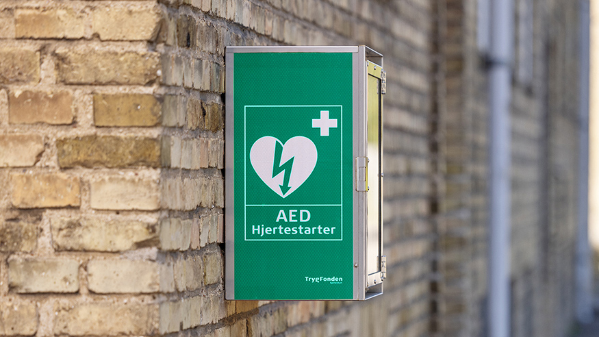  En hjertestarter der hænger på en mur